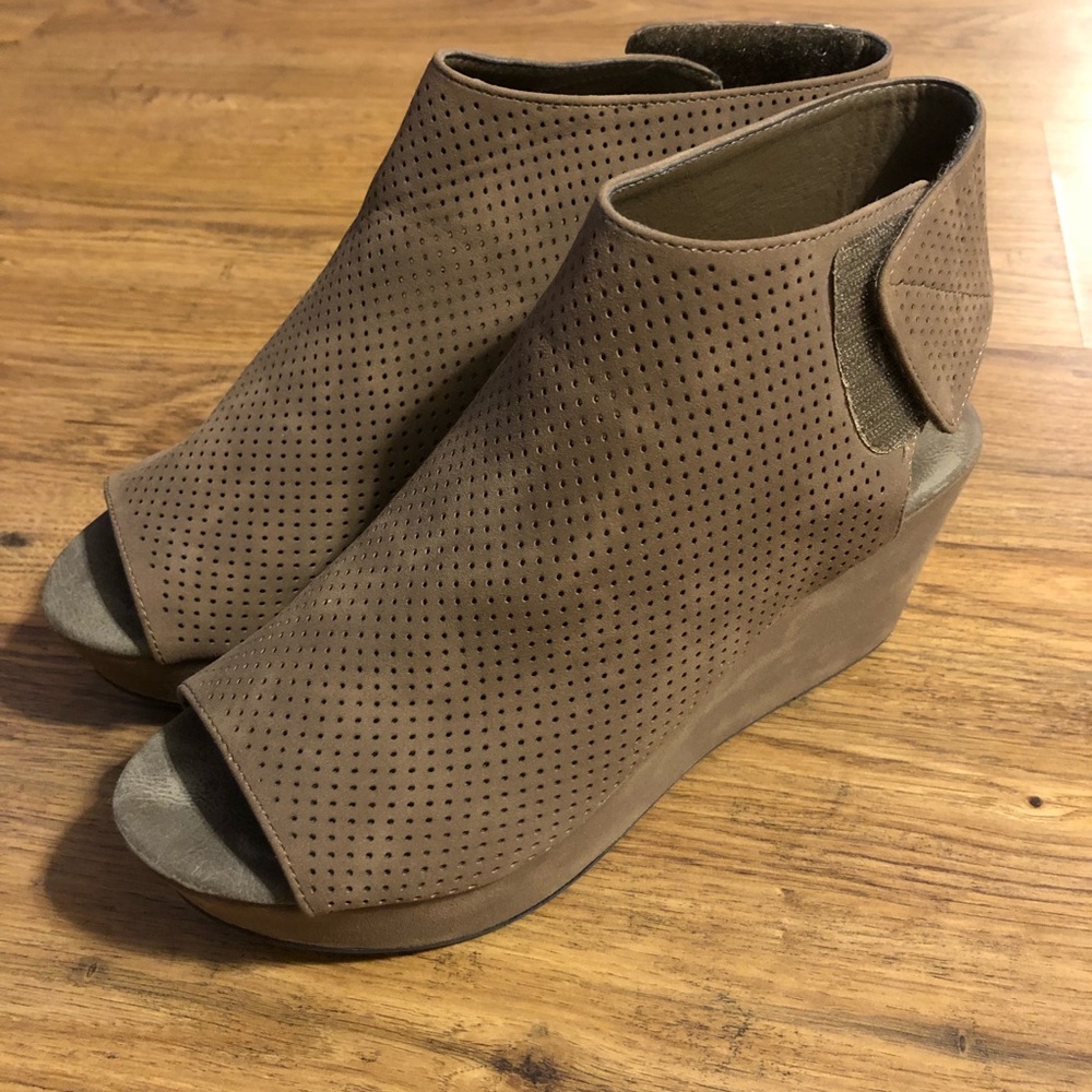 Size 8.5 taupe/brown wedges